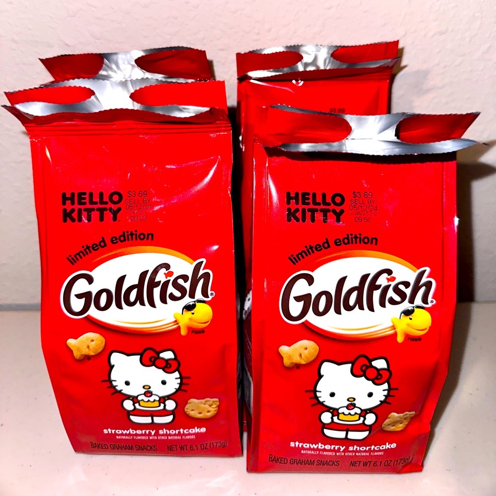 Set of 4 NEW LIMITED EDITION HELLO KITTY cookies goldfish!
